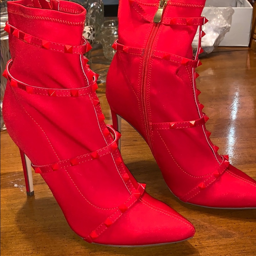 Red hott pumps